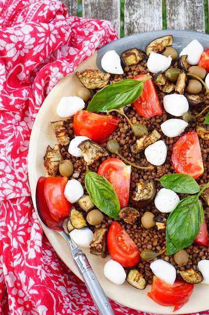 Salade de lentilles roses, légumes rôtis, olive et mozza Salade de lentilles roses, légumes rôtis, olive et mozza