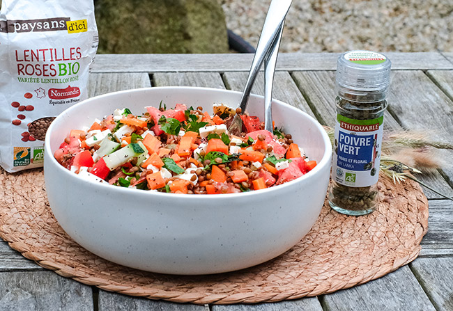 Salade de Lentilles Roses à la Feta, Persil, Tomate, Carottes, Échalotes et Poivre Vert