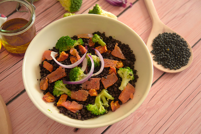Salade de lentilles beluga brocoli et saumon fumé